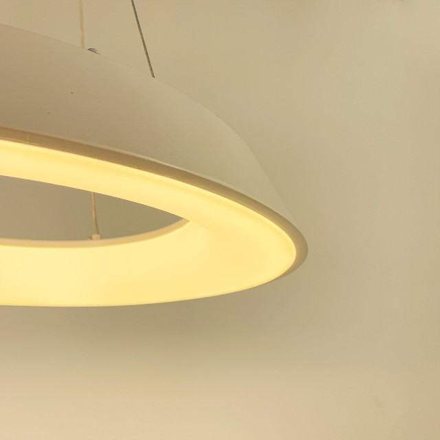 LED світильник круглий підвісний у білому корпусі фото LED світильник круглий підвісний у білому корпусі